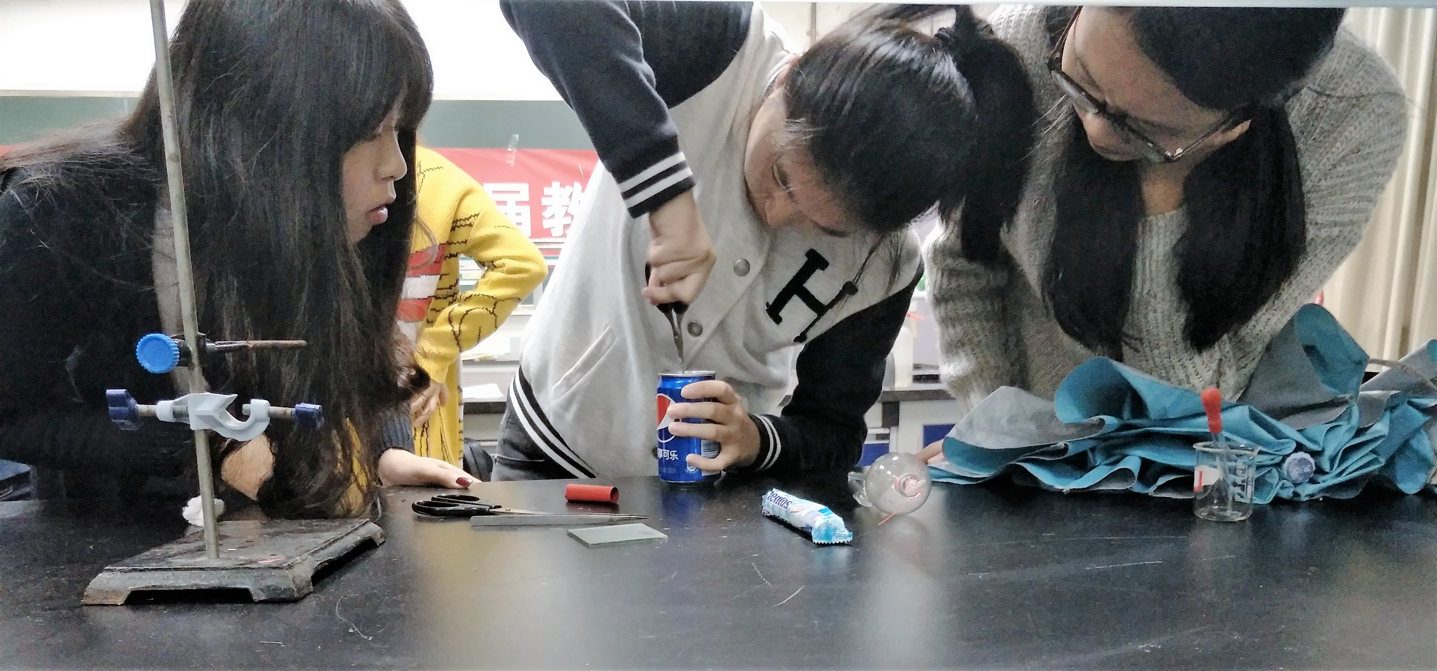 科技创新展风姿,动手实践亮技能 ——记化学与化工学院第一届教具设计